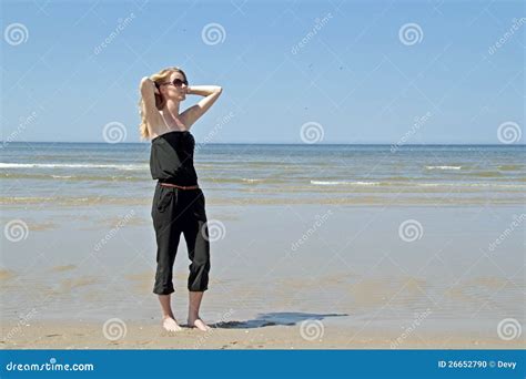 Mulher Bonita Que Relaxa Na Praia Foto De Stock Imagem De Praia Curso 26652790