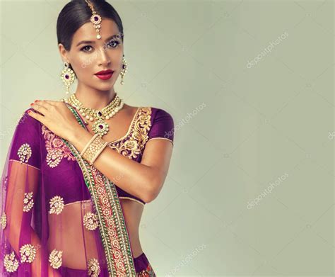 Retrato De Una Hermosa Chica India Joven Modelo De Mujer Hindú Con Conjunto De Joyas Kundan