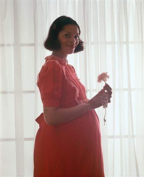 21 Vintage Maternity Photos That Prove Weve Always Loved Documenting Our Pregnancies