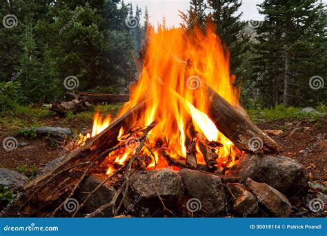 Fuoco Di Accampamento Al Campeggio Della Regione Selvaggia Fotografia Stock Immagine Di