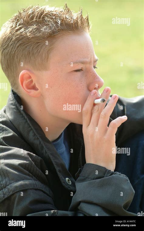Teenager raucht eine Zigarette Stockfotografie - Alamy