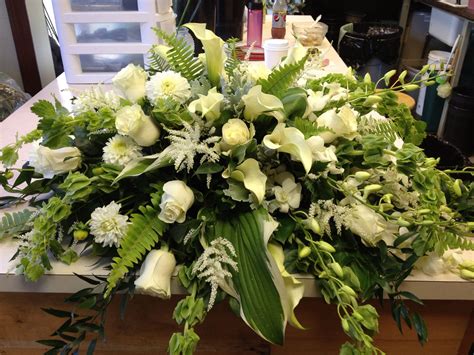 Simply Elegant White Casket Spray Arrangements Funéraires Funeral