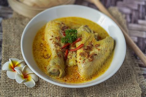 Makanan yang satu ini merupakan makanan yang digemari oleh banyak kalangan usia terutama anak kecil. Resep Opor Ayam Lebaran Mudah, Intip Yuk! | HappyFresh