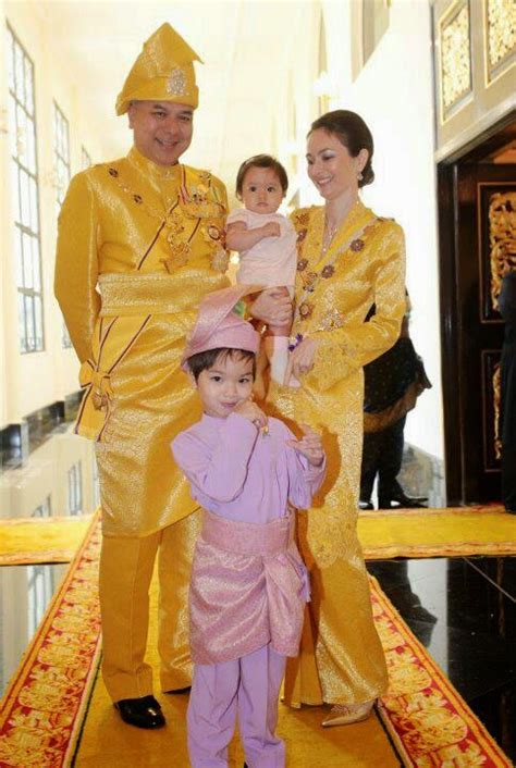 His royal highness sultan nazrin shah, born on 27 november 1956 in penang, is the sultan of the state of perak. Royal Family of Perak