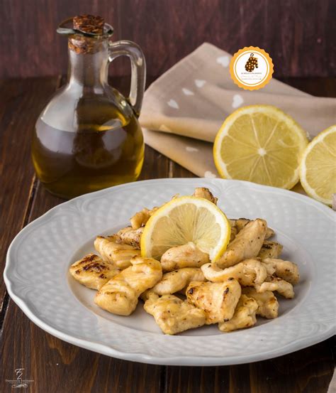 In una padella far imbiondire l'aglio con qualche cucchiaio d'olio, poi rosolarvi il pollo. STRACCETTI DI POLLO AL LIMONE nel 2020 | Pollo al limone ...
