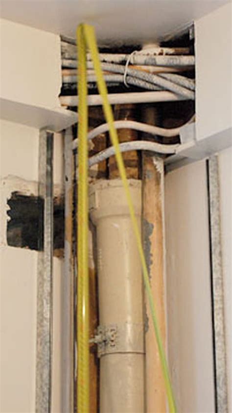 Voir plus d'idées sur le thème cache tuyau, tuyau de plomberie et robinetterie : Comment cacher des câbles et tuyaux apparents | Cache ...