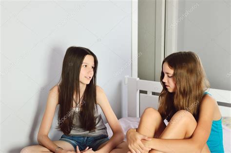 Dos Adolescentes Hablando Sentado En La Cama En La Sala De — Foto De