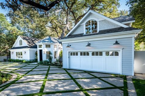 Homes With Gorgeous Front Yards And Entrances That Have Us Falling In