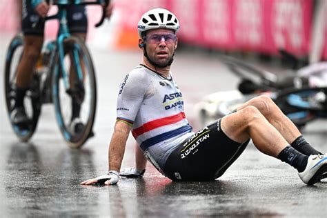 Mark Cavendish To Keep Fighting For Wins In Giro Ditalia After Dramatic Late Crash Cyclingnews