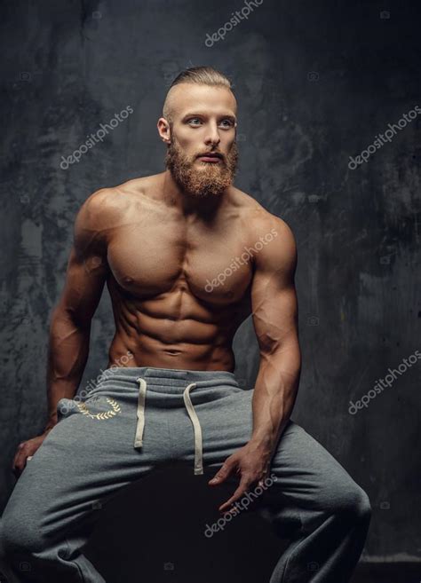 Мускулистый мужчина без рубашки: стоковая фотография © fxquadro ...