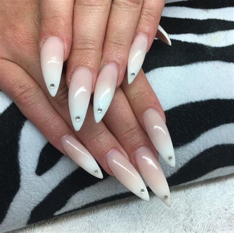 5 Ways To Sport Stiletto Nails For Some Fun In The Sun This Summer