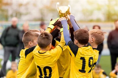 Jugadores Jóvenes Fútbol Celebrando Trofeo Chicos Celebrando Campeonato