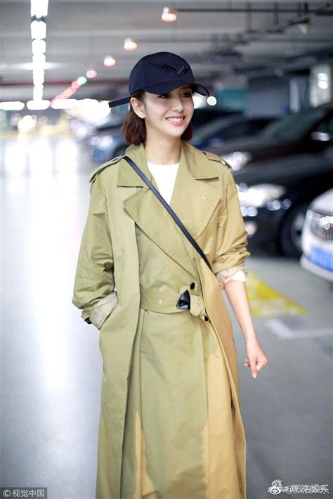 Tuy nhiên, nhìn những hình ảnh này, dường như mỹ nhân tân cương đã trở lại với hình ảnh rạng rỡ, trẻ trung hơn rất nhiều. Đồng Lệ Á - Mỹ nhân Tân Cương đẹp xuất sắc không kém Địch ...