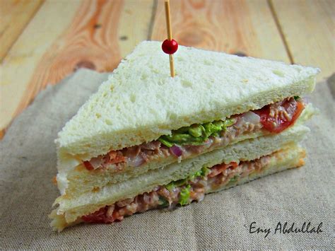 Tuna sandwich spread is made with mayonnaise and chopped celery and a little chili sauce. Sandwich Salmon Sayur for Breakfast