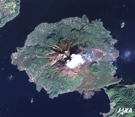 菲律宾由7,107個島嶼組成，面積30萬平方公里，海岸線總長36,289公里，居世界 第五位 3 16 ，菲律宾各岛多 丘陵 ，仅 吕宋岛 中部有较大平原。 全国有200多座火山，其中 活火山 21座。 棉兰老岛 的 阿波火山 是菲律宾的最高峰，海拔2954米；吕宋岛的 马荣火山 是菲律宾最大的活火山， 贝湖 是全. JAXA｜防災に役立つ衛星による火山活動の把握