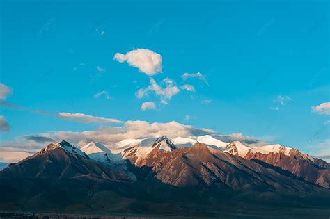 Rizhao Jinshan In Kunlun Mountains Background Golmud Kunlun Mountain