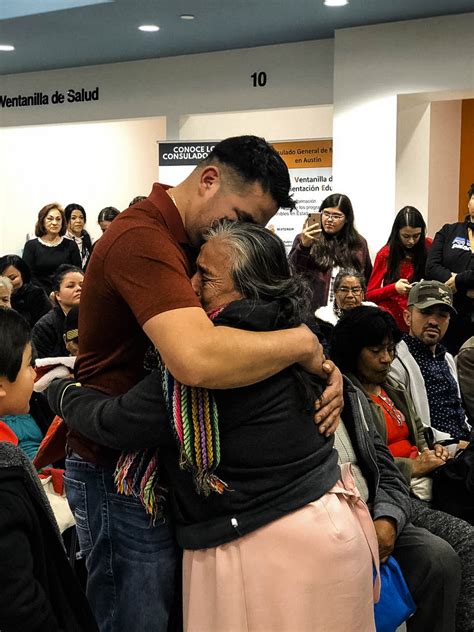 Emotivo Reencuentro En Austin De 105 Adultos Mayores Con Sus Familiares