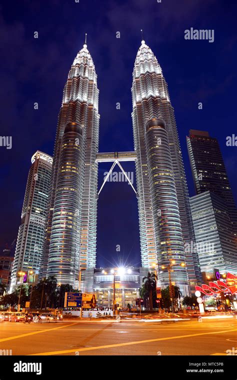 Petronas Twin Towers Bei Nacht In Kuala Lumpur Stockfotografie Alamy