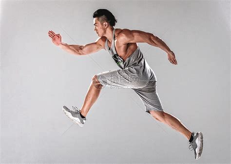 男人跑步跳跃动作高清图片下载 正版图片501028920 摄图网