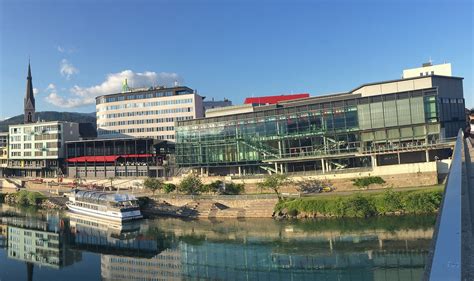Il sorprendente edificio in vetro e metallo dell'holiday inn villach, che sorge nel punto dove austria. 5 Fragen an das Holiday Inn & Congress Center Villach