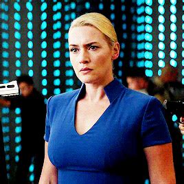 Попала в книгу рекордов гинесса, т.к смогла заработать три номинации на оскар до наступления тридцатилетия. The Strong, Brave Women of the Divergent Series: Who Are They?