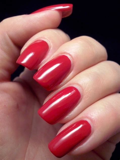 unghie rosse una manicure realizzata con uno smalto dalla tonalità classica e top brillante