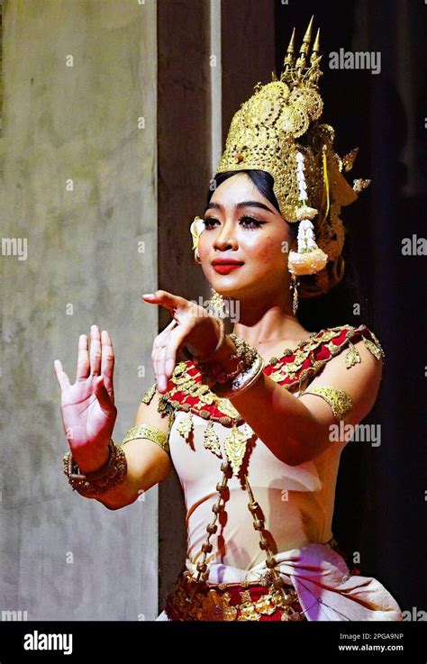 Siem Reap Cambodia March 2 2023 Traditional Cambodian Apsara Dancers Perform At A