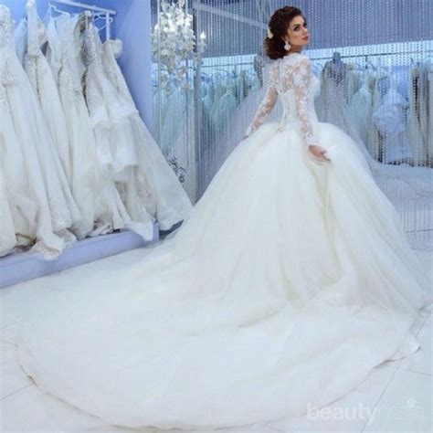 Netizen menyayangkan aksi julia perez yang mengunggah foto gaun pengantin transparan di akun instagramnya itu. Inspirasi Gaun Pengantin Berekor yang Akan Buat Kamu Makin ...