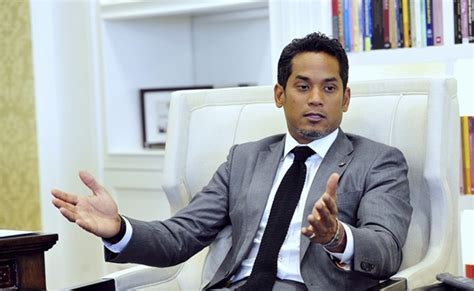 Yb khairy jamaluddin scans temperature with proface x/td khairy jamaluddin speaking about coronavac vaccine in mandarin! Patutlah YB Khairy Jamaluddin Tak Dapat Gelaran Dato ...