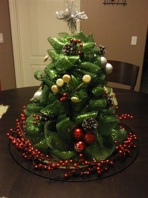 Excellent at complimenting a huge range of other decor colours, grey wallpaper is great for any room in the home. Sew Fantastic: Mesh Christmas Tree