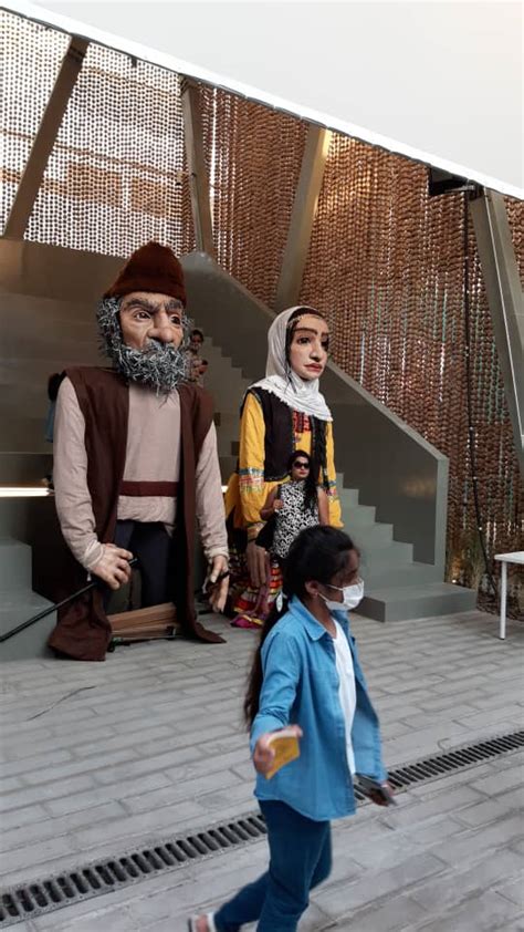 استقبال بازدیدکنندگان اکسپو از عروسک‌های ایرانی اقتصاد نمایشگاه