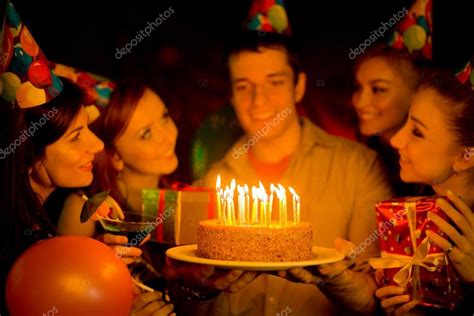 Gente Celebrando El Cumpleaños Con Torta — Foto De Stock © Yanlev 90288560