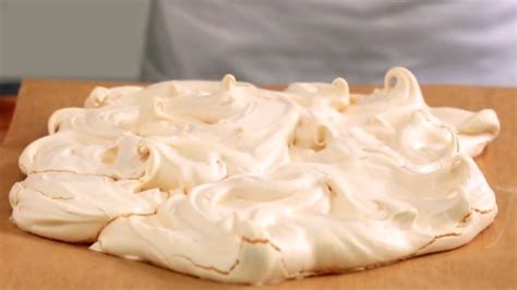 Making pavlova requires separating the eggs, but the process is otherwise very simple. Meringue of pavlova maken - Allerhande | Pavlova, Meringue ...