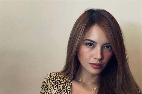 Ellen Adarna Claps Back At Basher Who Tagged Her As A Bad Influence
