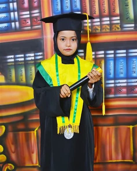 Gaya Foto Wisuda Anak Tk 87 Gambar Anak Tk Wisuda Paling Keren Gambar