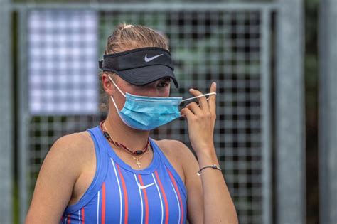 01.05.05, 15 years wta ranking: Linda fruhvirtova wearing a mask as she comes onto ...