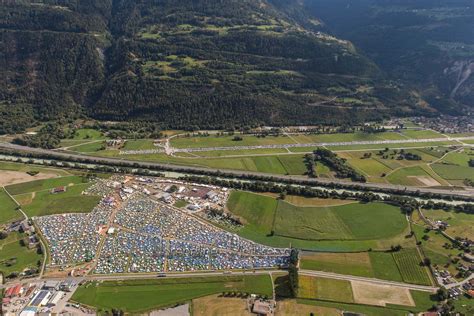 Es findet im august statt und lockt jedes jahr um die 100.000 musikbegeisterte nach gampel. Luftaufnahmen Openair Gampel 2018 - Adrenaline-Pictures.ch