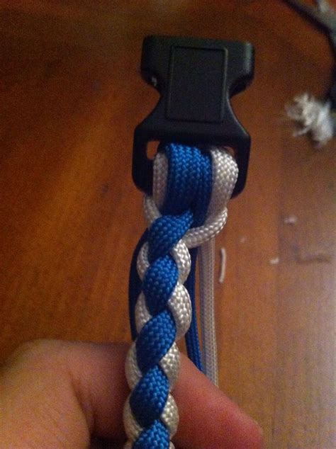 The animation shows the single rope braid being tied with the rope's end being threaded through the loop. Paracord 4-strand Round Braid | 4 strand round braid, Paracord braids, Paracord