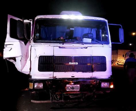 Chocaron dos camiones en el cruce y uno de los conductores terminó