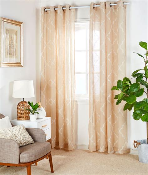 La cabecilla de las cortinas resulta más elegante realizando los pliegues a mano, pues así no se ven los pespuntes por. La cortina ideal para cada tipo de ventana