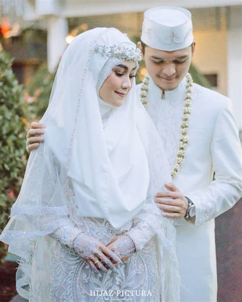 Untuk anda para wanita muslimah baju akad nikah muslimah simple menjadi salah satu desain gaun pengantin yang layak dipertimbangkan. Gaun Pengantin Kebaya Muslimah - Model Gaun Pengantin