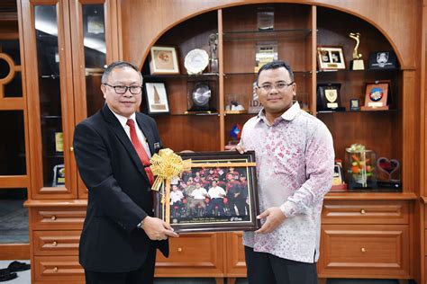 Sesi kunjung hormat yb menteri wilayah persekutuan ke pejabat menteri besar selangor. Kunjungan Hormat Pengarah Jabatan Penerangan Malaysia ...