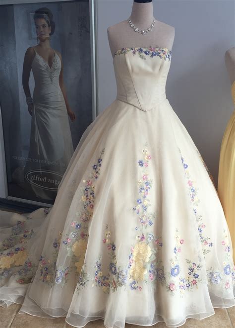Https://tommynaija.com/wedding/alfred Angelo Cinderella Wedding Dress