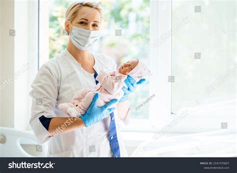 12165 Nurse With New Born Images Stock Photos And Vectors Shutterstock