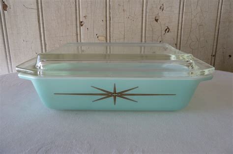 vintage pyrex casserole dish with glass lid starburst on aqua vintage dishware pyrex vintage