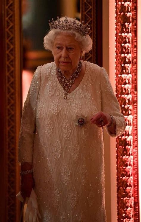 A princesa elizabeth, vestindo uma roupa de primavera, é fotografada no aeroporto de. Pin de 5511976952482 em the queen em 2020 | Rainha ...