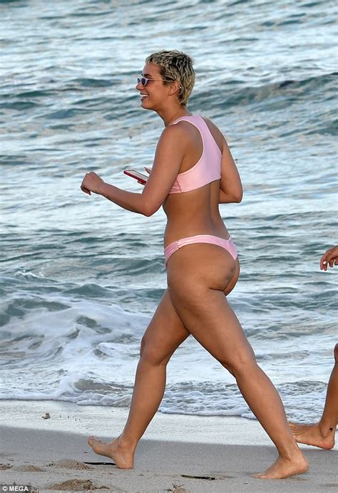 Snapchat Queen Yesjulz Wears Skimpy Bikini In Miami Daily Mail Online