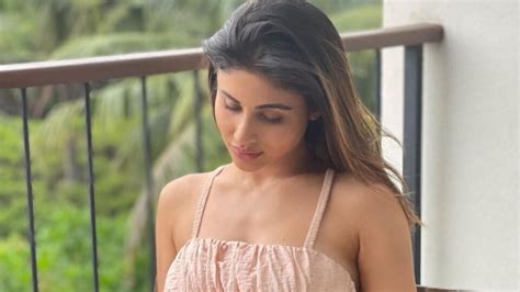 Mouni Roy S No Makeup Look With Backless Pink Dress Gets Compliments