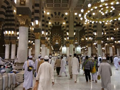 Raudhah merupakan salah satu ruangan di masjid nabawi yang banyak dimasuki jamaah untuk memanjatkan doa. Jamaah Haji Perlu 'Perjuangan' Capai Raudhah - Dunia Komputer