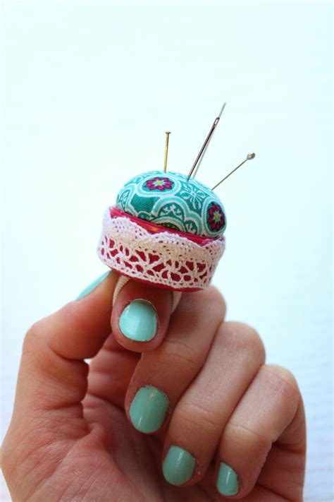 DIY Mini Nadelkissen-Ring aus Flaschendeckeln https